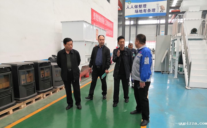 考察组一行实地参观了华体汇官网app入口颗粒机展厅